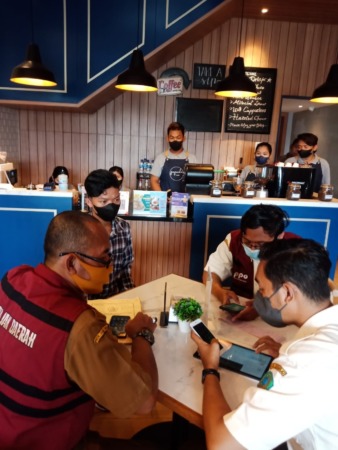 EKONOMI MEMBAIK: Proses pendataan penerimaan pajak restoran oleh petugas BPPD Sidoarjo.