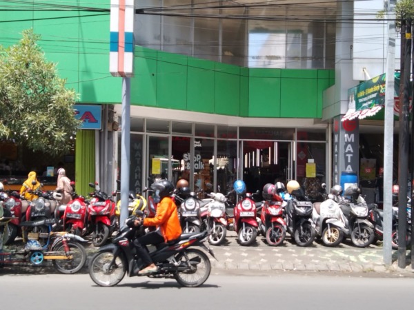 MASIH PROSES: Saat ini para jukir tidak menyetor penarikan parkir karena tidak digaji. (RIZKY PUTRI PRATIMI/RADAR SIDOARJO)