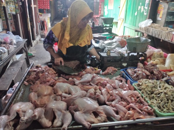 KOMODITAS: Salah satu pedagang ayam di Pasar Larangan mengeluhkan harga ayam yang tidak stabil. (HENDRIK MUCHLISON/RADAR SIDOARJO)