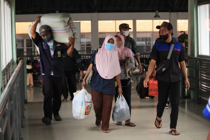 AMAN: Penumpang di Terminal Purabaya saat arus mudik Lebaran lalu. (DOK/RADAR SIDOARJO)