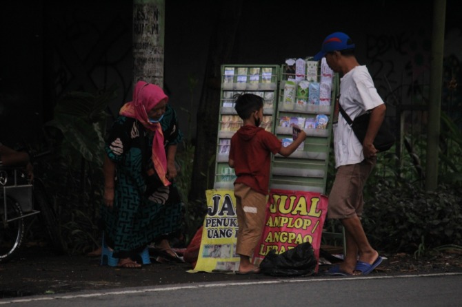 LAKU: Salah satu penjual jasa penukaran uang di Jalan Pahlawan. (HENDRIK MUCHLISON/RADAR SIDOARJO)