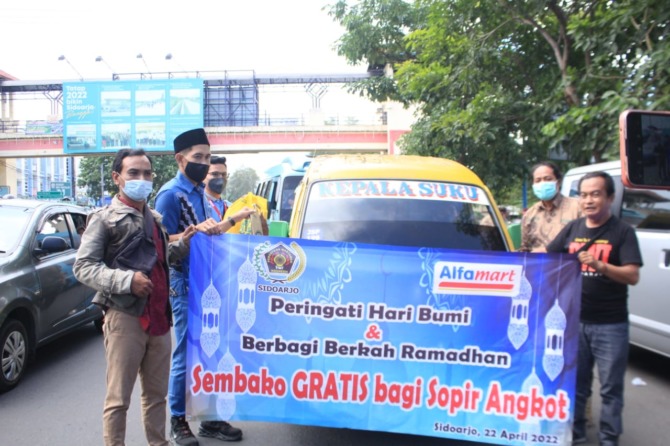 SINERGIS: Kegiatan bakti sosial PWI Sidoarjo bekerjasama dengan Alfamart di Jenggolo.