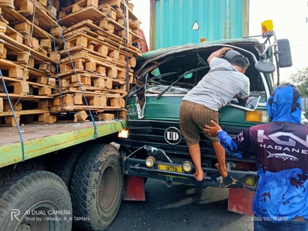 KACA PECAH: Kondisi truk rusak usai kecelakaan.