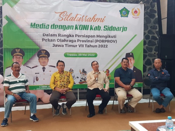 PERSIAPAN MATANG: Ketua Umum KONI Kabupaten Sidoarjo, M Franki Efendi (tengah) dalam acara Silaturahmi KONI Kabupaten Sidoarjo dengan Media Dalam Rangka Persiapan Mengikuti Porprov Jatim VII Tahun 2022, di Villa Griya 27, Sukorame, Trawas, Mojokerto, Ming