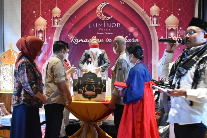 BERKAH RAMADAN: Proses pengundian grand prize 1 unit motor Honda Beat yang diselenggarakan oleh Luminor Hotel Sidoarjo.