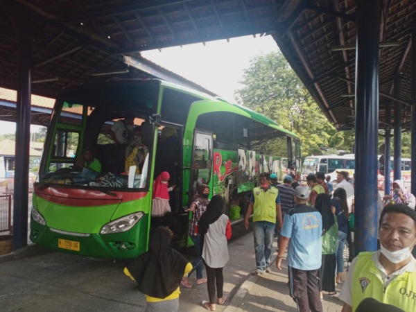 MULAI PADAT: Jumlah penumpang yang datang di Terminal Purabaya mulai ada peningkatan usai Lebaran. Kapolresta Sidoarjo Kombes Pol Kusumo Wahyu Bintoro meninjau rest area Km 753 tol Sidoarjo-Surabaya. (HENDRIK MUCHLISON/RADAR SIDOARJO)