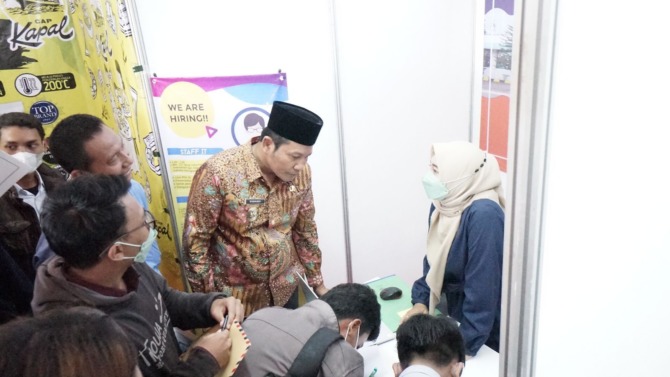LOWONGAN: Wakil Bupati Sidoarjo Subandi bersama para pencari kerja di stan.