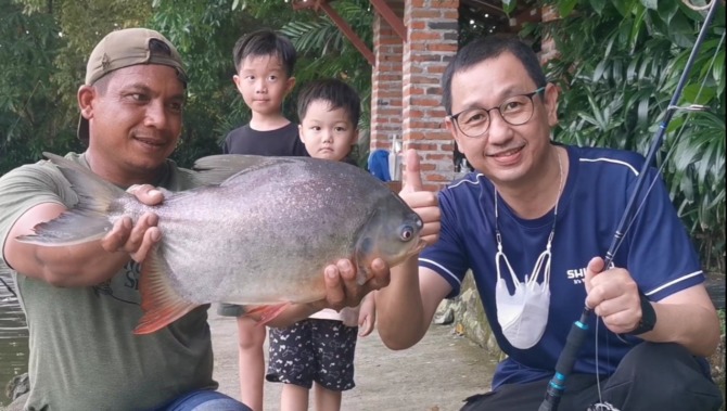 LEGA: Salah satu pengunjung saat memperoleh ikan berukuran besar. (ist)