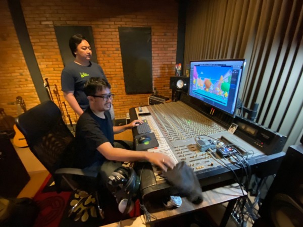 FOKUS: Pras (duduk) saat menggarap lagu Taman Nada di studionya. (ANNISA FIRDAUSI/RADAR SIDOARJO)