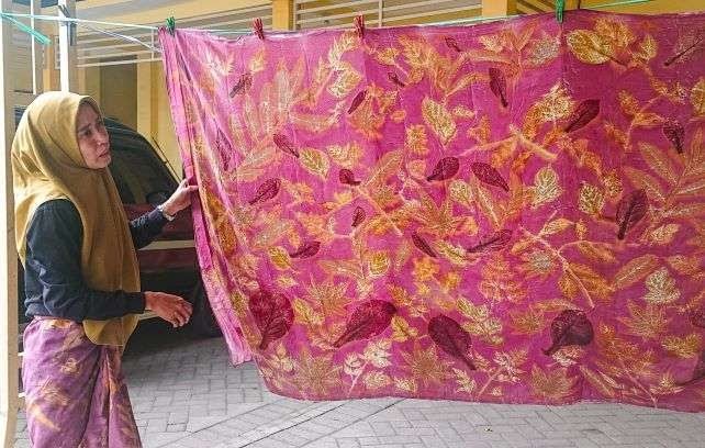 KREATIF: Salah satu perajin batik Sidoarjo yang menggunakan teknik ecoprint.