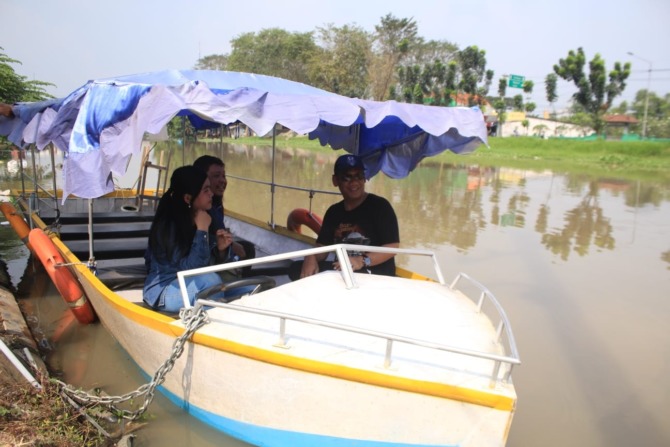 WISATA MURAH: Perahu penumpang yang kini sudah bersandar di Sungai Mangetan Kanal siap dioperasikan. (HENDRIK MUCHLISON/RADAR SIDOARJO)