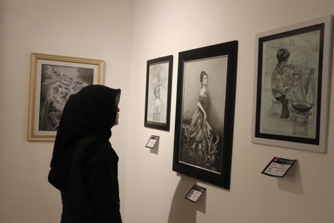 INDAH: Sejumlah pengunjung saat melihat berbagai lukisan dari perupa Sidoarjo. (LUKMAN AL FARISI/RADAR SIDOARJO)