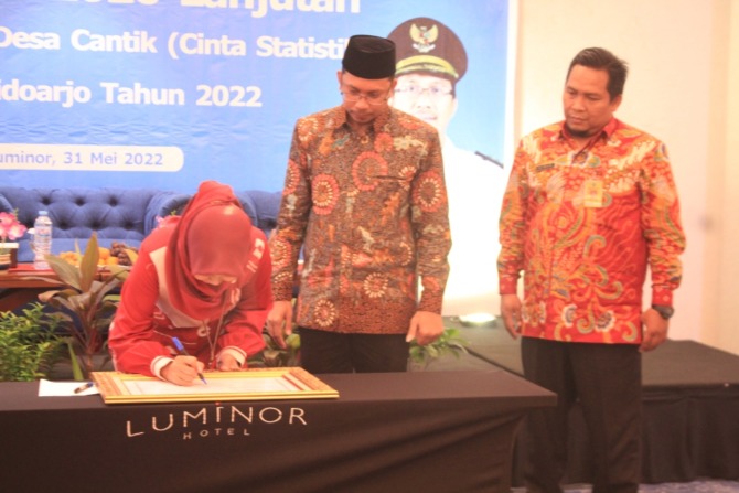 DIPETAKAN: Bupati Sidoarjo Ahmad Muhdlor (tengah) saat menghadiri pembekalan petugas sensus penduduk. (HENDRIK MUCHLISON/RADAR SIDOARJO)