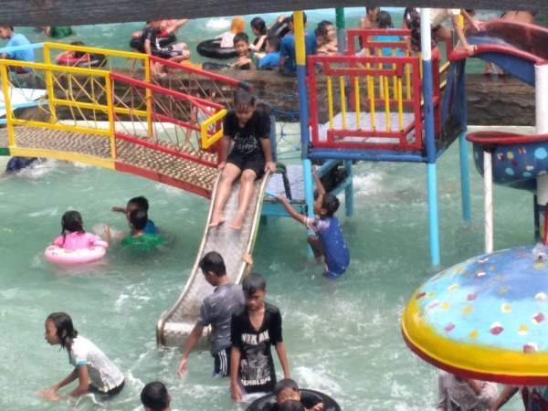 RAMAI : Kolam renang di Balongbendo jadi salah satu opsi pengembangan BUMDes. (HENDRIK MUCHLISON/RADAR SIDOARJO)