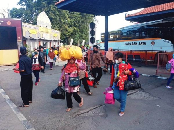 RAMAI: Para penumpang bus yang tiba di Terminal Purabaya membawa barang bawaan . (DOK/RADAR SIDOARJO)