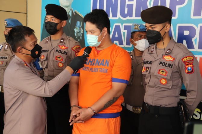 DIRINGKUS: Kapolresta Sidoarjo Kombes Pol Kusumo Wahyu Bintoro menginterogasi tersangka Ilham Rusdianto. Barang bukti narkoba ditemukan di kamar kos tersangka. (LUKMAN AL FARISI/RADAR SIDOARJO)