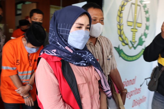 BERKAS LENGKAP: Kades Suko Rokhayani dan salah satu kasun (belakang) usai menjalani menjalani proses penyidikan dan penahanan oleh Kejari Sidoarjo. (LUKMAN AL FARISI/RADAR SIDOARJO)