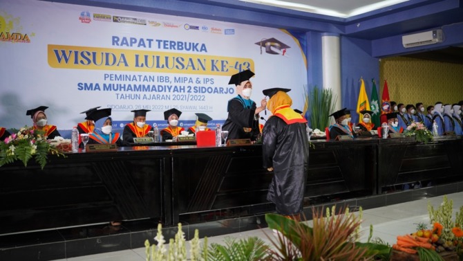 AMALKAN ILMU: Kepala SMA Muhammadiyah 2 Sidoarjo (Smamda) Wigatiningsih, M.Pd memimpin langsung proses wisuda di Aula KH AR Fachruddin, Kamis (26/5).
