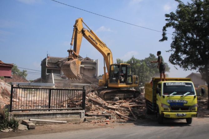 RATA : Bangunan yang berdiri di bantaran Sungai Sidomukti Krian dibongkar. (HENDRIK MUCHLISON/RADAR SIDOARJO)