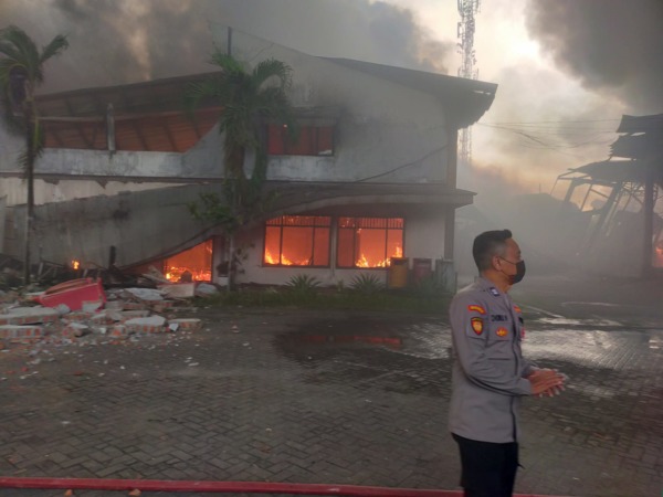 MELAHAP GUDANG: Api dan asap membumbung tinggi karena api masih sulit dikendalikan.
