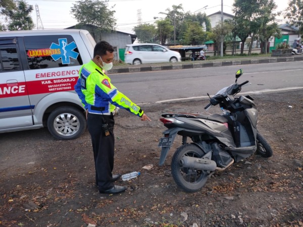 APES: Polisi menunjukkan motor korban tabrak lari.
