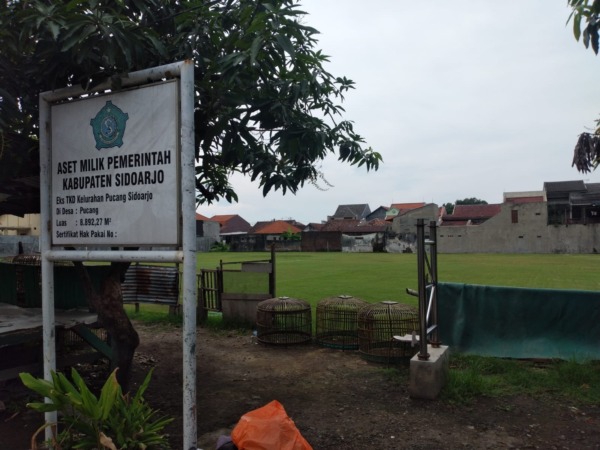 BIAR AMAN: Kondisi lapangan Pucang saat ini yang hanya dipagar menggunakan bambu. (HENDRIK MUCHLISON/RADAR SIDOARJO)