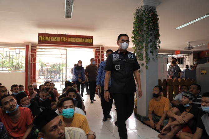 MENINJAU: Kakanwil Kemenkumham Jatim Zaeroji saat menggelar inspeksi mendadak.