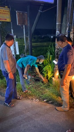 NAHAS: Petugas kepolisian saat menggelar olah TKP. 