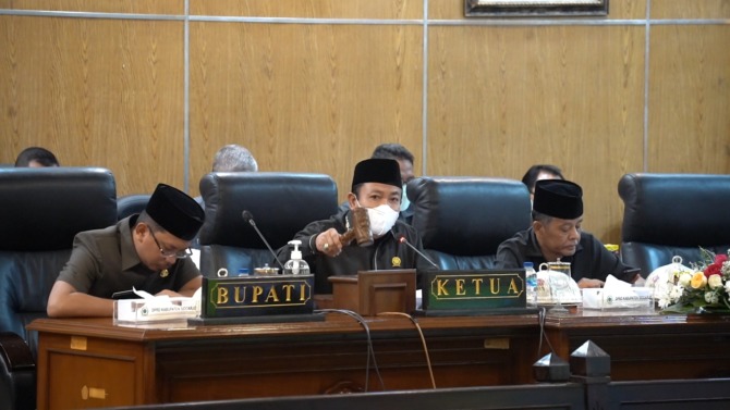 RAPAT: Ketua DPRD Sidoarjo Usman (tengah) memimpin jalannya paripurna membahas raperda pengelolaan keuangan daerah, Selasa (31/5).