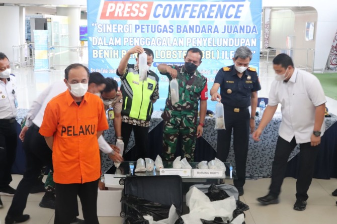 MELANGGAR ATURAN: Petugas gabungan saat menunjukkan barang bukti berserta tersangka TS. (LUKMAN AL FARISI/RADAR SURABAYA)