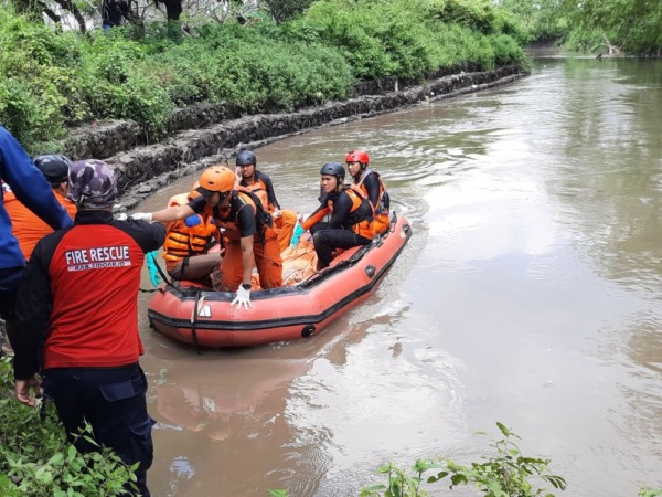 DITEMUKAN: Korban saat dievakuasi oleh petugas gabungan dari Basarnas dan kepolisian. (Ist)