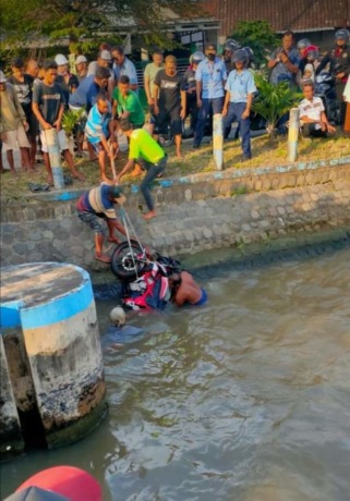 DITEMUKAN: Motor korban saat dievakuasi warga.