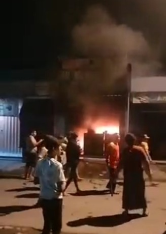ANGKUT AIR: Warga sekitar saat berusaha memadamkan api dengan alat seadanya.
