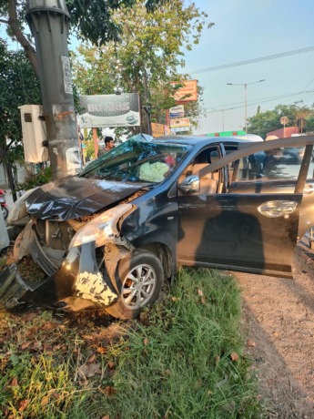 MELAJU KENCANG: Kondisi bodi depan mobil Toyota Avanza ringsek usai menabrak pohon di Jalan Raya Trosobo Taman.