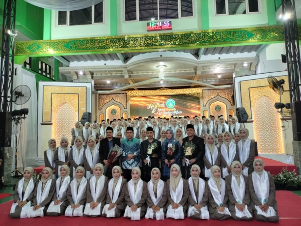 GEMBIRA: Para Wisudawan bersama Pimpinan Unit Manba