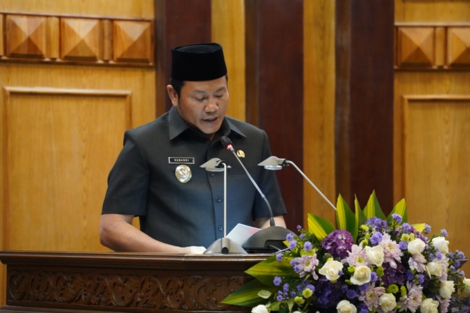 PAPARKAN: Wakil Bupati Sidoarjo Subandi saat menyampaikan jawaban atas pandangan umum fraksi.
