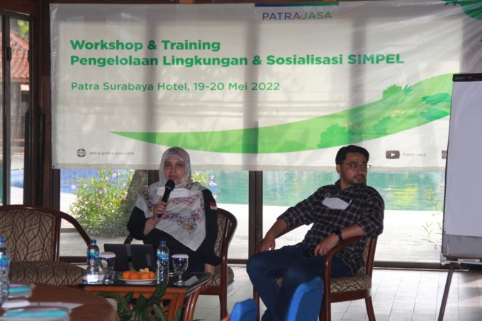 PENGARAHAN: Ibu Amelia Rachmatunisa dari Direktorat Pengelolaan Limbah B3 memberikan pelatihan pada acara Workshop & Training Pengelolaan Lingkungan & Sosialisasi SIMPEL.