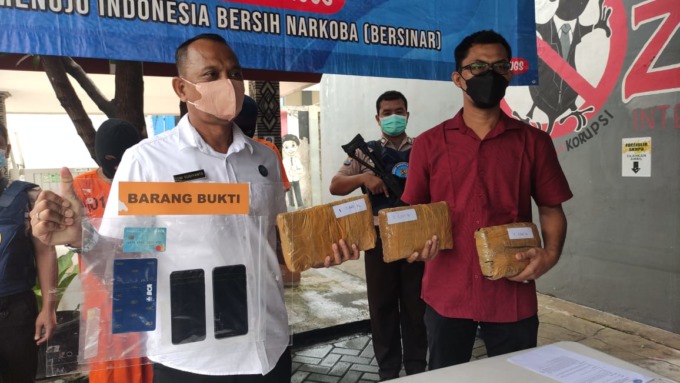 DIRINGKUS: Kepala BNNK Sidoarjo AKBP Tony Sugianto menunjukkan barang bukti milik tersangka. Kedua tersangka saat diamankan. (LUKMAN ALFARISI/RADAR SIDOARJO)