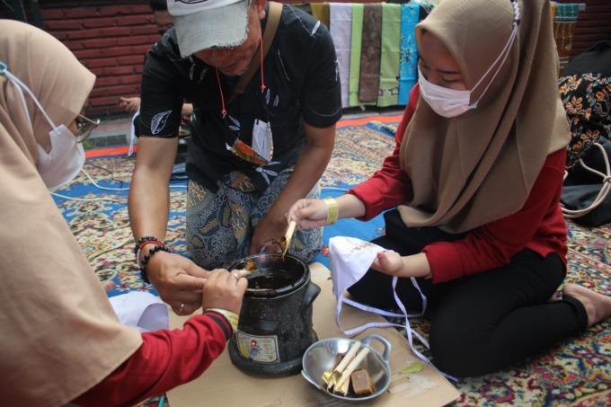 PAINTING: Belajar membatik masker dilakukan dengan telaten oleh peserta.