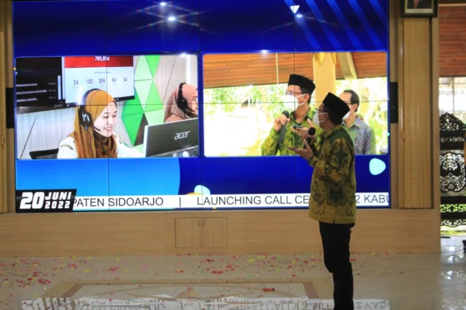 RESPON CEPAT: Bupati Sidoarjo Ahmad Muhdlor saat mencoba menghubungi operator 112 usai peluncuran layanan Sidoarjo Call Center 112. (HENDRIK MUCHLISON/RADAR SIDOARJO)