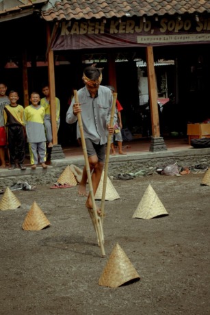 MENYENANGKAN: Anak-anak bermain permainan tradisional di Desa Pagerngumbuk, Kecamatan Wonoayu.