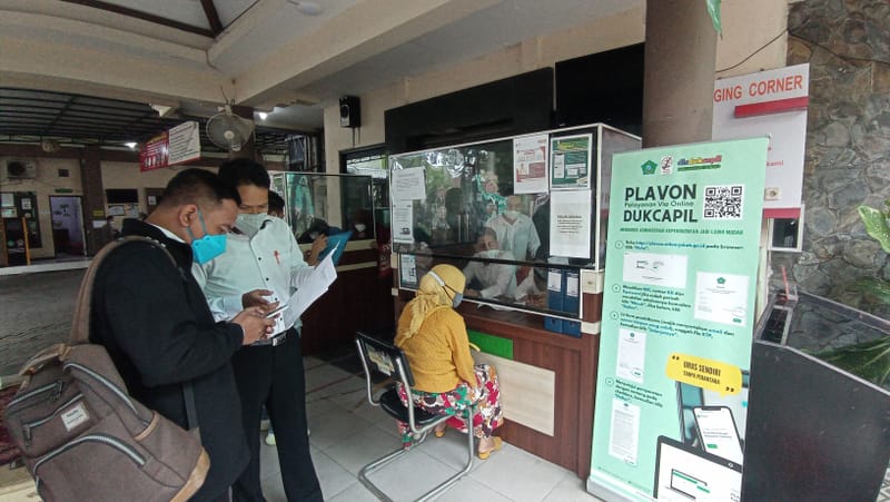LAYANAN: Suasana pelaporan administrasi kependudukan di kantor Dispendukcapil Sidoarjo.