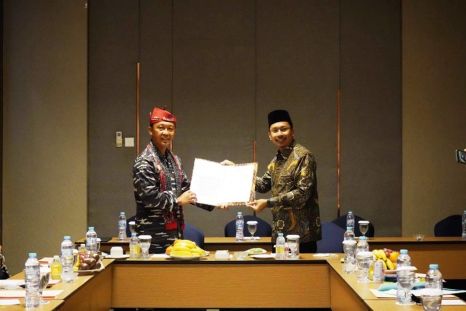 KOMPAK: Bupati Sidoarjo Ahmad Muhdlor saat menerima perjanjian kerja sama terkait proyek Flyover Aloha dari pihak TNI AL.
