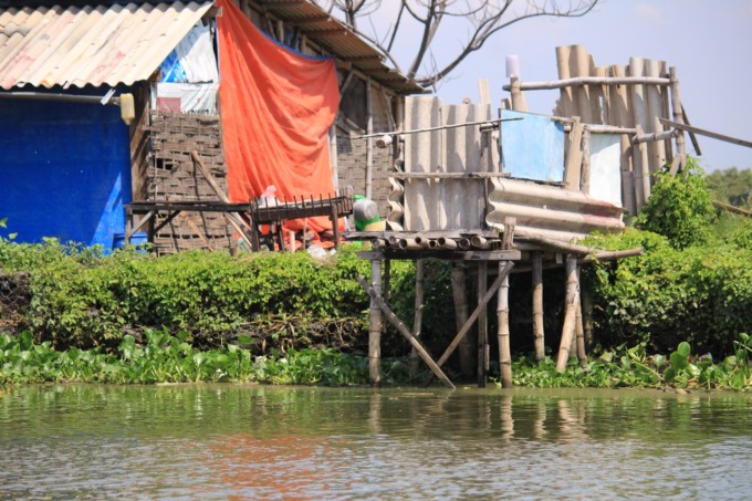 HARUS BERUBAH: Jamban di tepi sungai masih ditemui di beberapa wilayah di Sidoarjo. (HENDRIK MUCHLISON/RADAR SIDOARJO)
