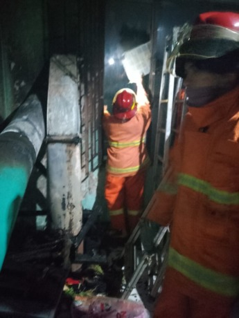 LUDES: Kondisi ruko hangus terbakar dalam penanganan petugas PMK.