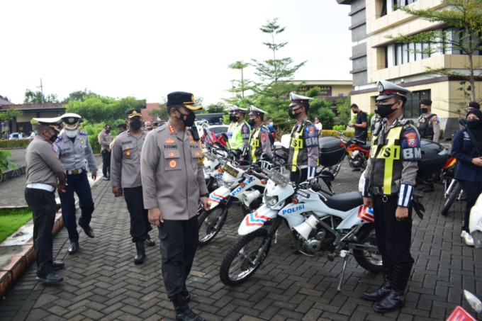 TEGAS: Kapolresta Sidoarjo Kombes Pol Kusumo Wahyu Bintoro saat meninjau kesiapan anggota dalam Operasi Patuh Semeru 2022.