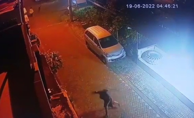 MENGKHAWATIRKAN: Aksi teror saat terekam CCTV. Edi Wardoyo saat menunjukkan lubang kaca akibat lemparan botol miras.