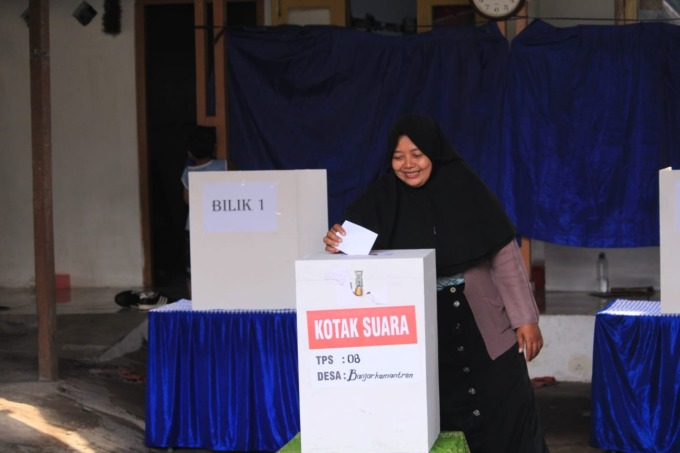 KONDUSIF: Warga memasukkan surat suara di TPS Desa Banjarkemantren, Kecamatan Buduran. (HENDRIK MUCHLISON/RADAR SIDOARJO)