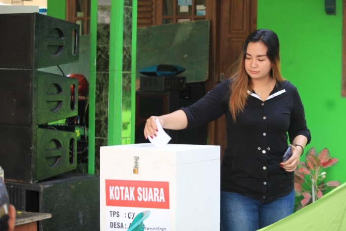 COBLOSAN: Warga Buduran menyalurkan hak suaranya dalam Pilkades serentak, Minggu (19/6). (HENDRIK MUCHLISON/RADAR SIDOARJO)