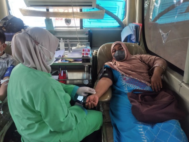 PEDULI : Warga mendonorkan darahnya di bus donor di GOR Sidoarjo. (HENDRIK MUCHLISON/RADAR SIDOARJO)